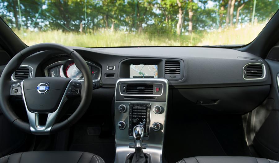 Volvo V60 Twin Engine 2015 года  (фото 10 из 17)